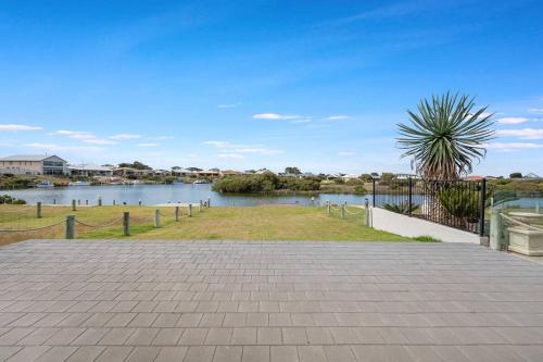 Waterfront Island private entire home 3b2b in Hindmarsh Island