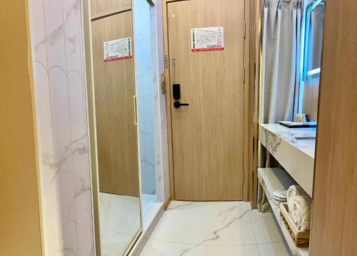 Shanghai Puyi Hotel - Yu yuan Garden Chenghuang Temple Xintiandi Laoximen Metro Station