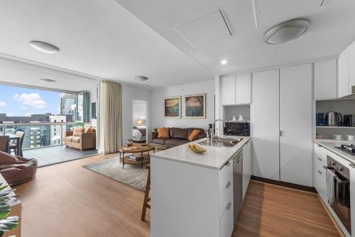 Hot in the City 2Bed-2Bath-2Car-Study-Pool-Views