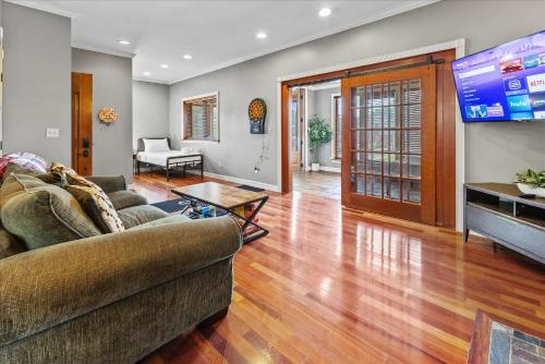 Spacious Downtown Apartment with Free Parking