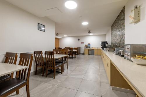 อาหารและเครื่องดื่ม, รามาดา ลิมิเต็ด โกลเดน (Ramada Limited Golden) in โกลเดน (BC)