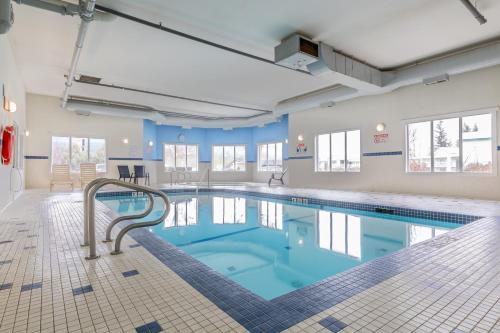 สระว่ายน้ำ, รามาดา ลิมิเต็ด โกลเดน (Ramada Limited Golden) in โกลเดน (BC)