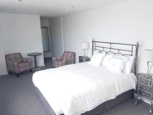 Halfway House Hotel 5