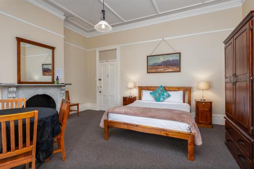 1 queen bed, 4 twin beds