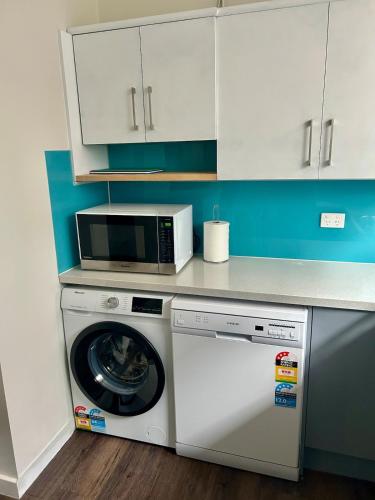 Hove Smart Stay, Attached 2 bed apartment, South Australia in Brighton