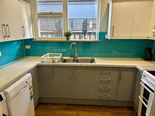 Konyha, Hove Smart Stay, Attached 2 bed apartment, South Australia in Brighton