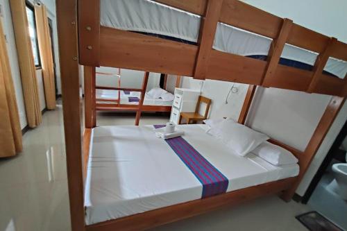 2 bunk beds