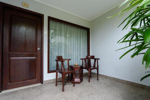 Family Room (4 Adults) image 9
