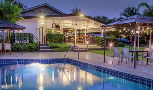 Swimming pool, Siam Country Resort in Mabprachan Reservoir