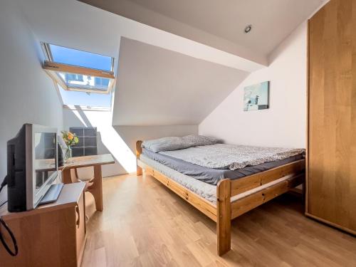 1 double bed, 2 twin beds
