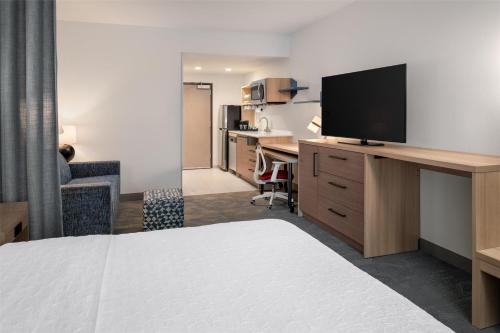 1 queen bed, 1 sofa bed