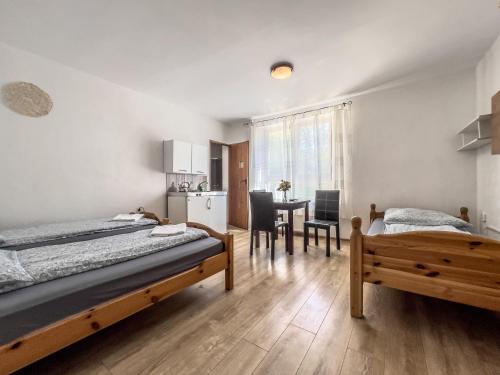 1 double bed, 2 twin beds