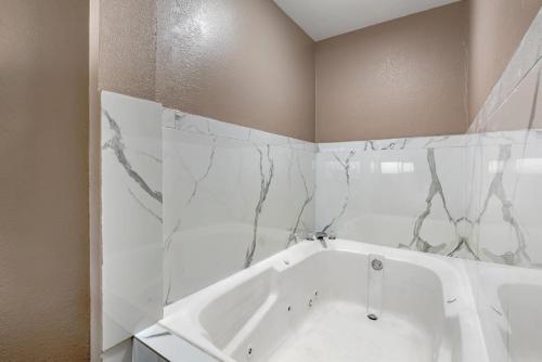 Americas Best Value Inn New Boston - image 10