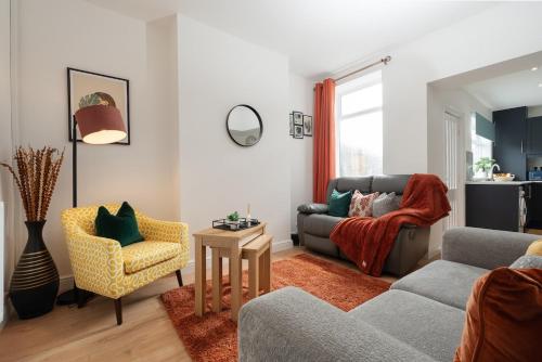 Guestroom, Entire 4 Bedroom house in Bootle Liverpool-Ideal for contractors, family and group-Free Parking & Fr in Bootle