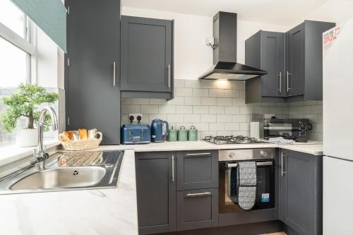 Entire 4 Bedroom house in Bootle Liverpool-Ideal for contractors, family and group-Free Parking & Fr in Bootle