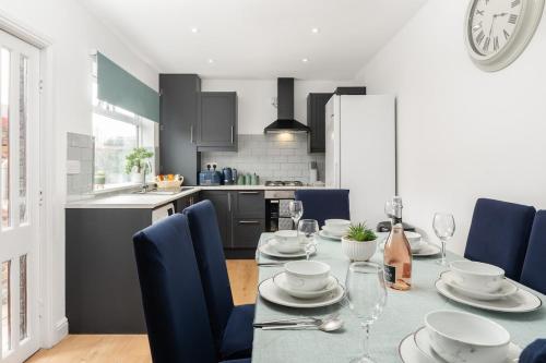 Entire 4 Bedroom house in Bootle Liverpool-Ideal for contractors, family and group-Free Parking & Fr in Bootle