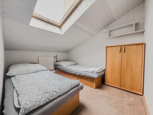 3 twin beds