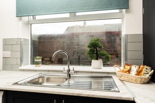 Entire 4 Bedroom house in Bootle Liverpool-Ideal for contractors, family and group-Free Parking & Fr in Bootle