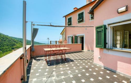 2 Bedroom Stunning Apartment In Moneglia