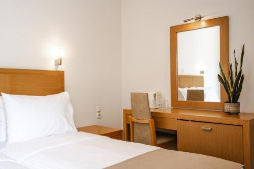 Twin Room image 4