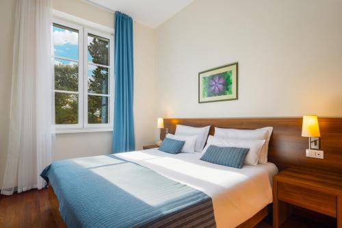 2 twin beds, 1 sofa bed