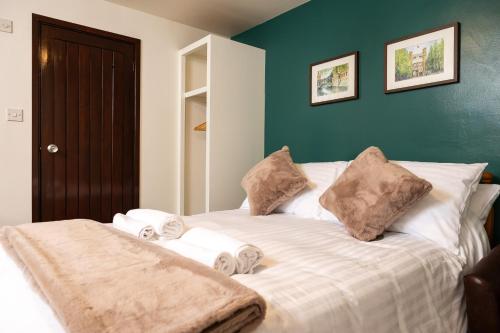1 double bed, 1 twin bed