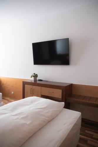 City Hotel - image 10