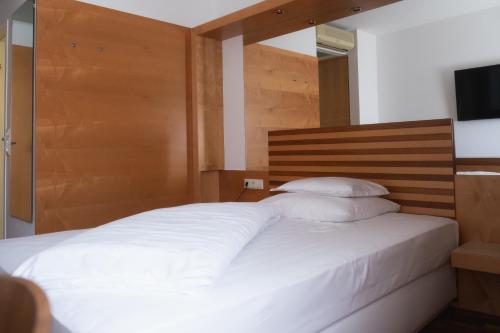 City Hotel - main image