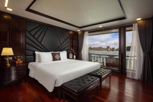 King Room with Balcony room in Halong & Lan Ha Cruises