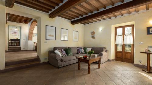 PODERE MADONNA DI MEZZO 6, Emma Villas in Четона