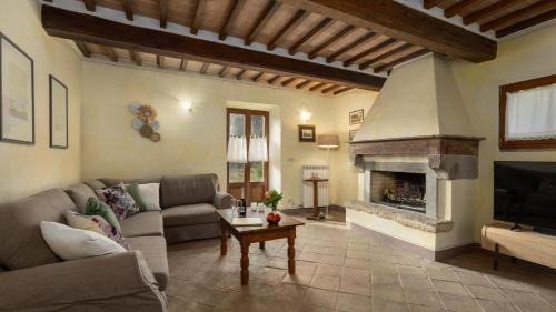 PODERE MADONNA DI MEZZO 6, Emma Villas in Четона