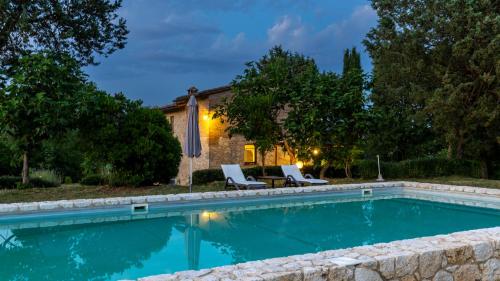 PODERE MADONNA DI MEZZO 6, Emma Villas in Четона