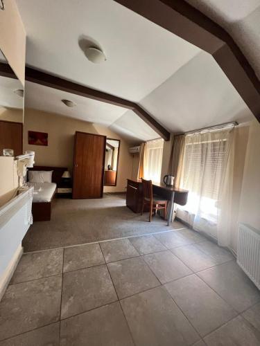 Family Hotel Square - image 5