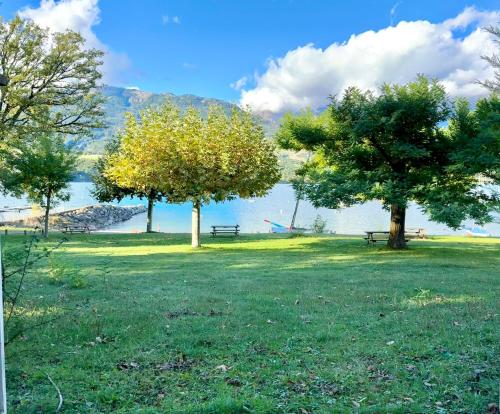 Villa unique, 50 mètres du jardin au lac gîte à louer Pontis