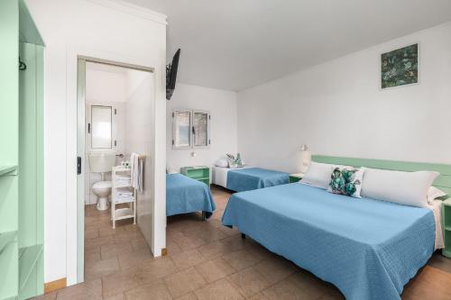 1 queen bed, 2 twin beds