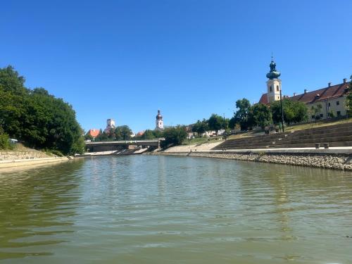 Nearby attraction, River - free parking in Gyor