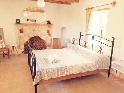 Restored stone house with terrace and gardens in كيكوفا