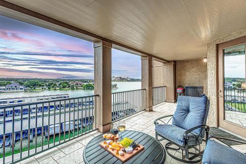 Chic 2BD with Balcony Pool Hot Tub & Marina Views, Horseshoe Bay