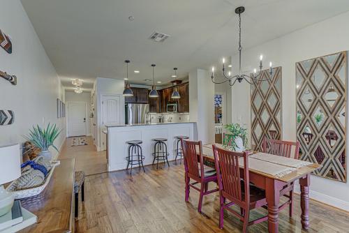 Waterfront Condo on Lake LBJ with Pool & Views in ฮอร์สชู เบย์ (เท็กซัส)