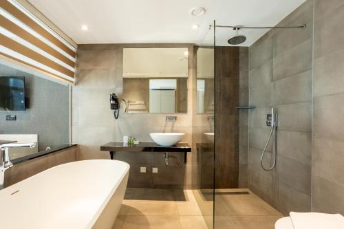 Deluxe King Room image 8