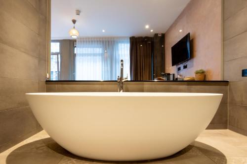 Deluxe King Room image 4