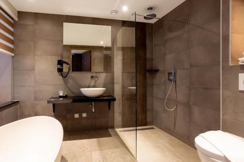 Deluxe King Room image 7