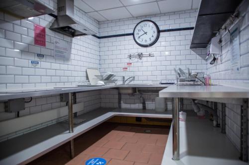 Kitchen, Auberge de Jeunesse HI Paris Le d'Artagnan in 20th - Menilmontant