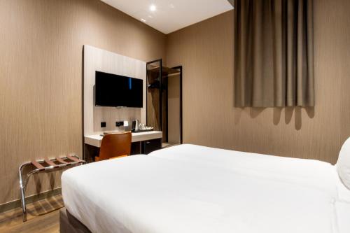 Deluxe Twin Room image 8