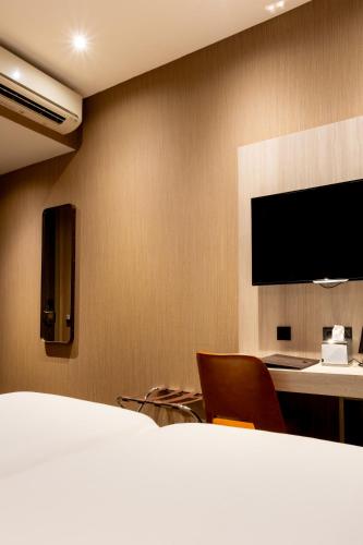 Deluxe Twin Room image 7