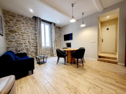 Two-Bedroom Deluxe Apartment image 5
