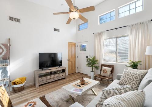 2BR Home with Breathtaking Red Rock Views, Hot Tub and in Top Location