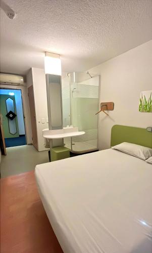 Standard Double Room (Non-smoking) image 4