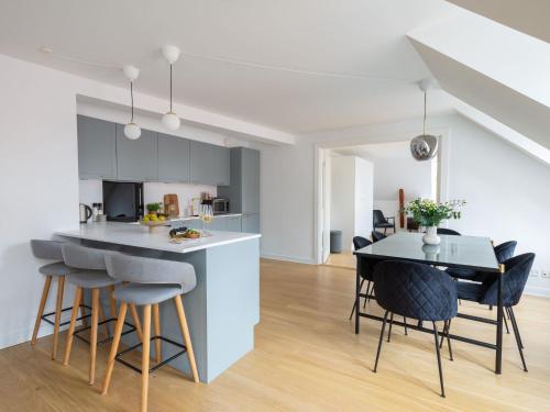 Sanders Leaves - Two-Bedroom Apartment with shared roof-top terrace - image 12