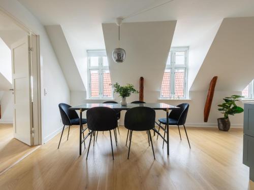 Leaves 6 - 2 Bdr Apt with shared roof terrace - image 6